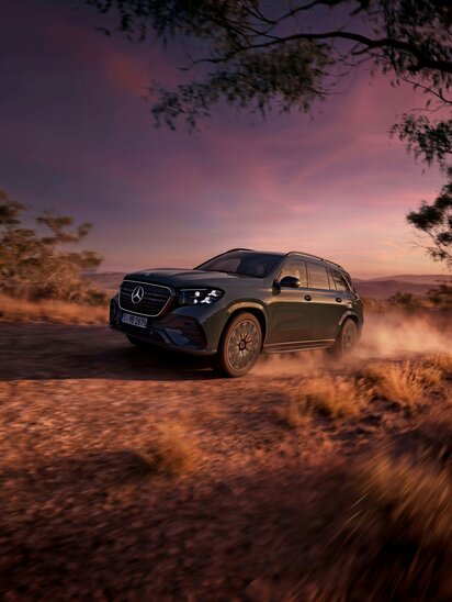 Ein Mercedes-Benz GLS fährt auf einer staubigen Offroad-Strecke, seitlich von vorne fotografiert. | © Mercedes-Benz AG