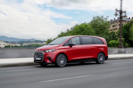 Roter Mercedes-Benz VLE fährt über eine Brücke. | © Mercedes-Benz AG