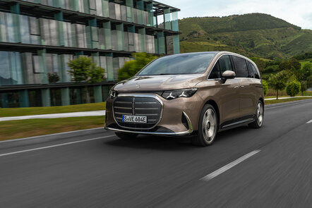 Der Mercedes-Benz VLE fährt an einem modernen Gebäude vorbei. | © Mercedes-Benz AG