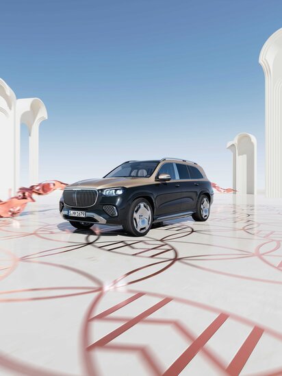 Ein Mercedes-Benz Maybach GLS steht in einer surrealen, kunstvollen Landschaft mit geschwungenen Monumenten und einem grafischen Boden.