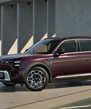 Ein rubinfarbener smart #5 parkt in einer urbanen Umgebung, seitlich von vorne fotografiert.